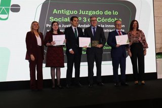 El consejero de Justicia, Administración Local y Función Pública, José Antonio Nieto, y la consejera de Fomento, Articulación del territorio y Vivienda, Rocío Díaz, en la entrega de premios.