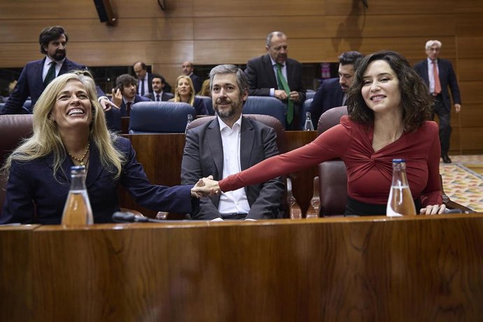 La consejera de Economía, Hacienda y Empleo de la Comunidad de Madrid, Rocío Albert, y el consejero de Presidencia, Miguel Ángel García Martín, y la presidenta de la Comunidad de Madrid, Isabel Díaz Ayuso, en la Asamblea de Madrid.