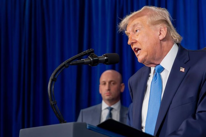 3 de janeiro de 2026, Palm Beach, Flórida, EUA: O presidente dos EUA, Donald Trump, fala durante uma coletiva de imprensa no Mar-a-Lago Club em Palm Beach, Flórida, EUA, no sábado, 3 de janeiro de 2026. O presidente Nicolas Maduro foi acusado nos EUA após