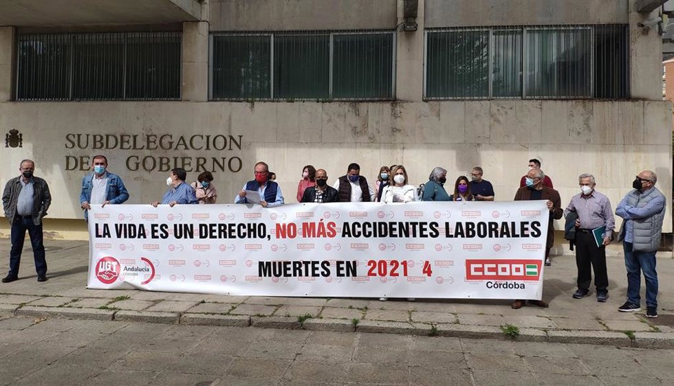 Archivo - Concentración de los sindicatos por la muerte de un trabajador. Imagen de archivo.