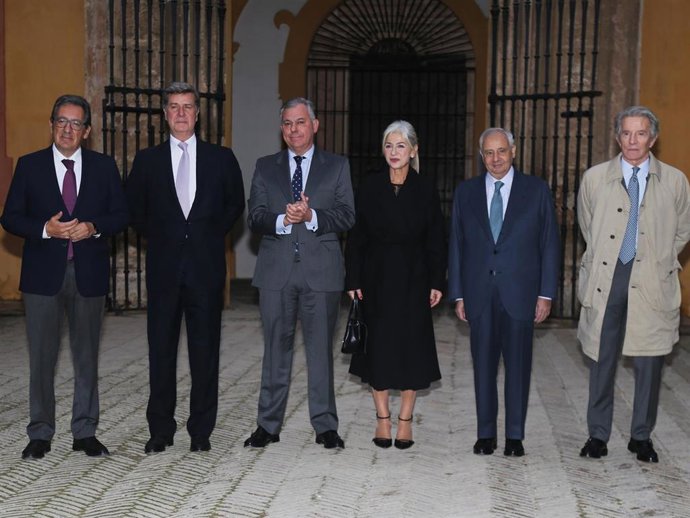 Fernando Martínez de Irujo, Alfonso Díez, Cayetano Martínez de Irujo y el alcalde de Sevilla, José Luis Sanz Ruiz, durante la presentación de los actos conmemorativos del Centenario del nacimiento de Cayetana de Alba.