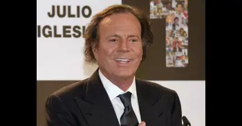 Julio Iglesias contrata al despacho de José Antonio Choclán para hacer frente a las acusaciones de agresión sexual