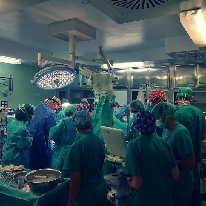 Archivo - Personal de quirófano del Hospital 12 de Octubre trabajando en un trasplante