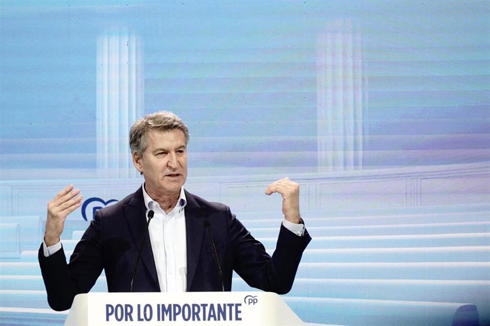 El presidente del Partido Popular, Alberto Núñez Feijóo, interviene durante el acto de clausura de la 28 Interparlamentaria del PP, en el Palexco, a 11 de enero de 2026, en A Coruña, Galicia (España). Bajo el lema 'Por lo importante', los populares han 