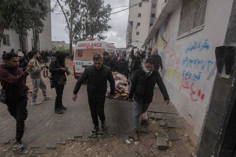 Palestinos trasladan al hospital los cuerpos de varias víctimas por ataques de Israel en Gaza