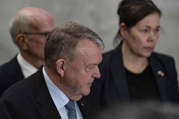 14 de janeiro de 2026, Washington, Distrito de Columbia, EUA: O ministro das Relações Exteriores da Dinamarca, Lars Lkke Rasmussen, observa enquanto a senadora dos Estados Unidos Lisa Murkowski (republicana do Alasca) fala com repórteres no Edifício Hart