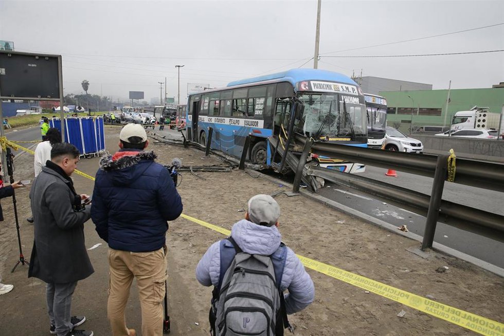 Archivo - Autobús choca con la baranda de seguridad de la carretera en Ate, Perú