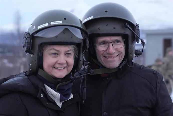 La secretaria de Exteriores de Reino Unido, Yvette Cooper, junto al ministro de Exteriores noruego, Espen Barth Eide, en el área de entrenamiento de Mauken, en Noruega