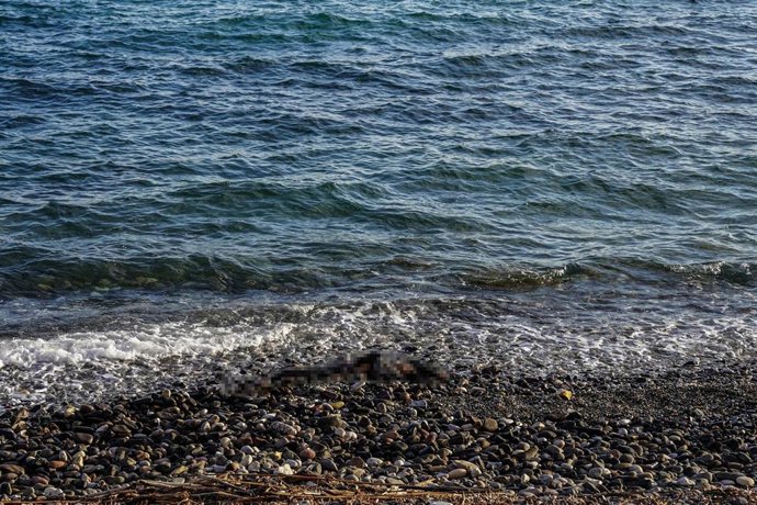 Archivo - El cuerpo (difuminado) de un hombre aparece varado en una playa de la isla griega de Lesbos