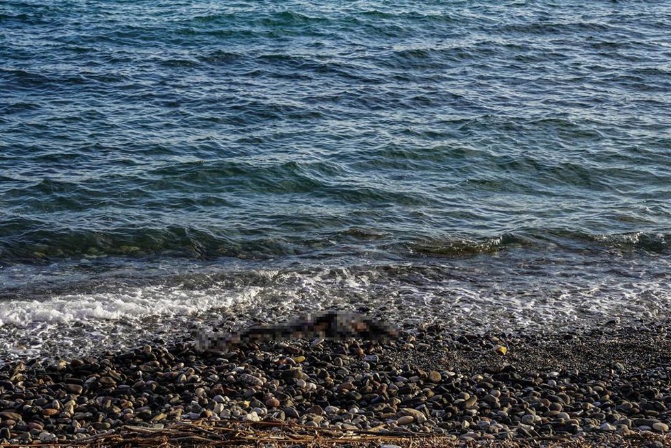 Archivo - El cuerpo (difuminado) de un hombre aparece varado en una playa de la isla griega de Lesbos