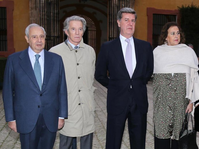 Alfonso Díez, Cayetano Martínez de Irujo, Carmen Tello y Fernando Martinez de Irujo durante la presentación de los actos conmemorativos del Centenario del nacimiento de Cayetana de Alba que se celebra en el Salón de Tapices del Real Alcázar de Sevilla