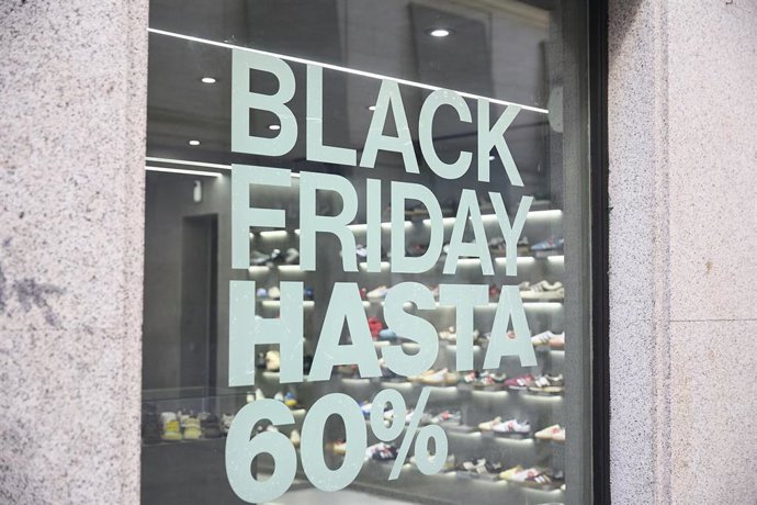 Archivo - Un escaparate anuncia descuentos por el Black Friday