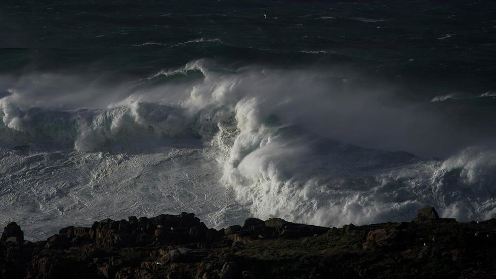 Archivo - Oleaje en el litoral de A Coruña