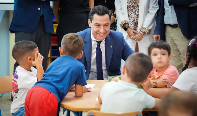 Archivo - El presidente de la Junta de Andalucía, Juanma Moreno (c) en un aula del CEIP Juan Ramón Jiménez. A 10 de septiembre de 2024, en Sevilla (Andalucía, España). 