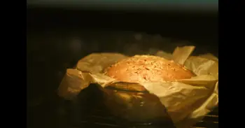 Poca gente lo hace así: el truco con papel de horno para cocinar sin salpicaduras (y no es para cubrir la cocina)