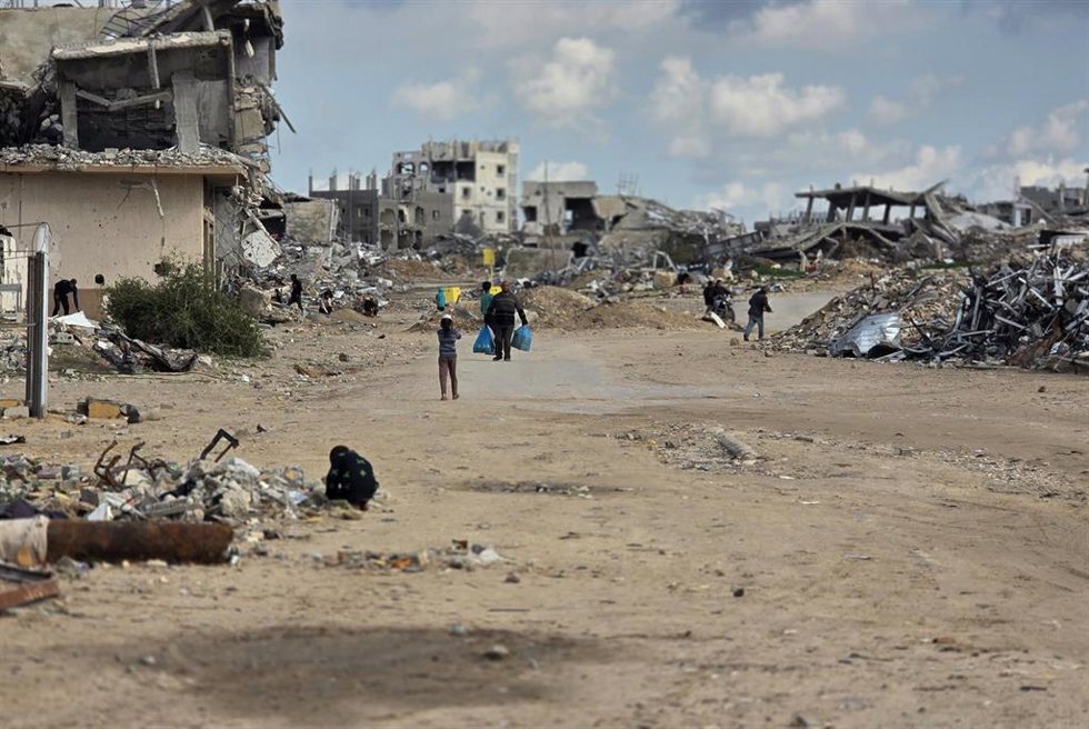 Palestinos en la ciudad de Jan Yunis, en el sur de la Franja de Gaza, en el marco del alto el fuego en vigor desde octubre de 2025 (archivo)
