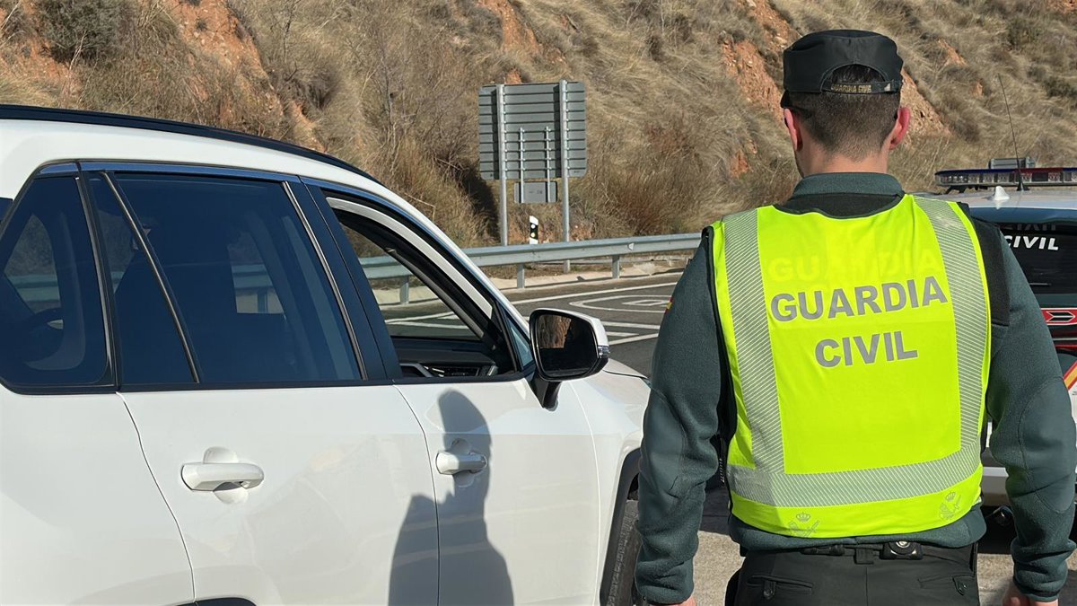 La Guardia Civil detiene a tres delincuentes itinerantes tras intentar asaltar una empresa en Rincón de Soto