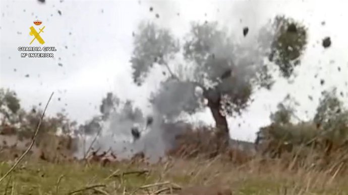 La Guardia Civil detona dos proyectiles de artillería usados en la Guerra Civil, localizados en una finca del término municipal cordobés de Peñarroya-Pueblonuevo.