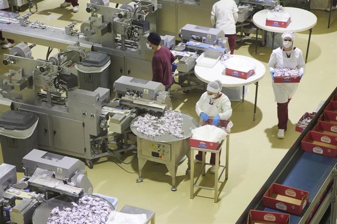 Archivo - Operarios trabajando en una fábrica de Andalucía. Imagen de archivo 