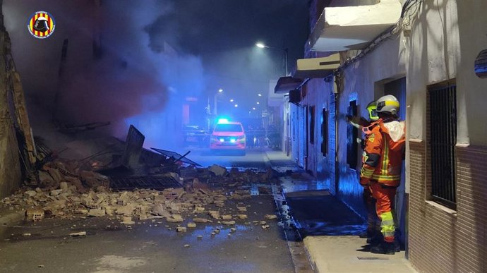 Bomberos sofocan el incendio industrial en Carlet