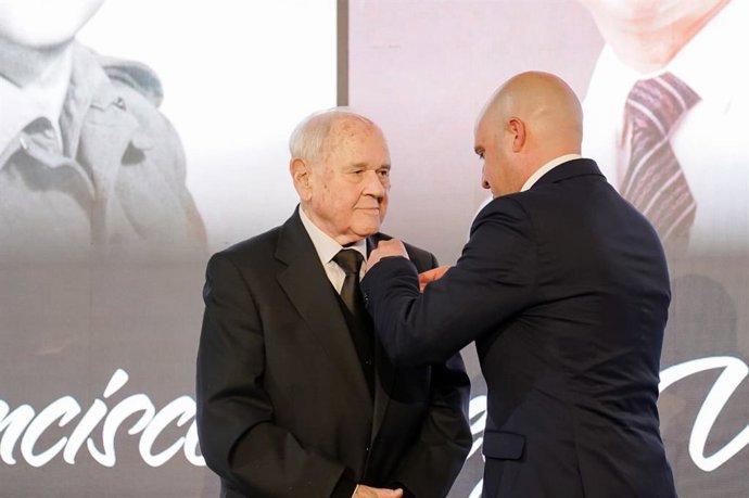 El presidente de la Diputación de Almería, José Antonio García Alcaina, impone el Escudo de Oro de la institución al doctor Francisco Ortega Viñolo.