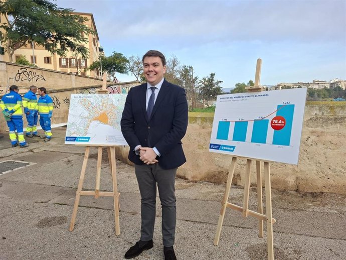 El regidor de Medio Ambiente del Ayuntamiento de Palma, Llorenç Bauzá, presenta el balance de eliminación de grafitis de 2025
