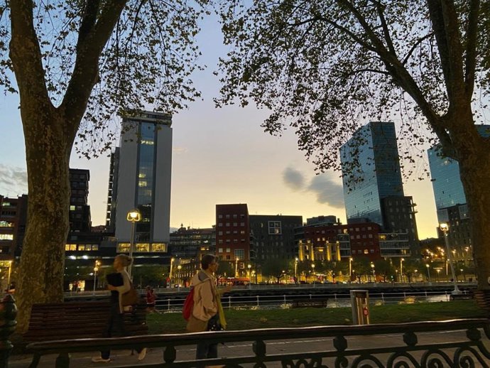Archivo - Vista del paseo de la ría en Bilbao