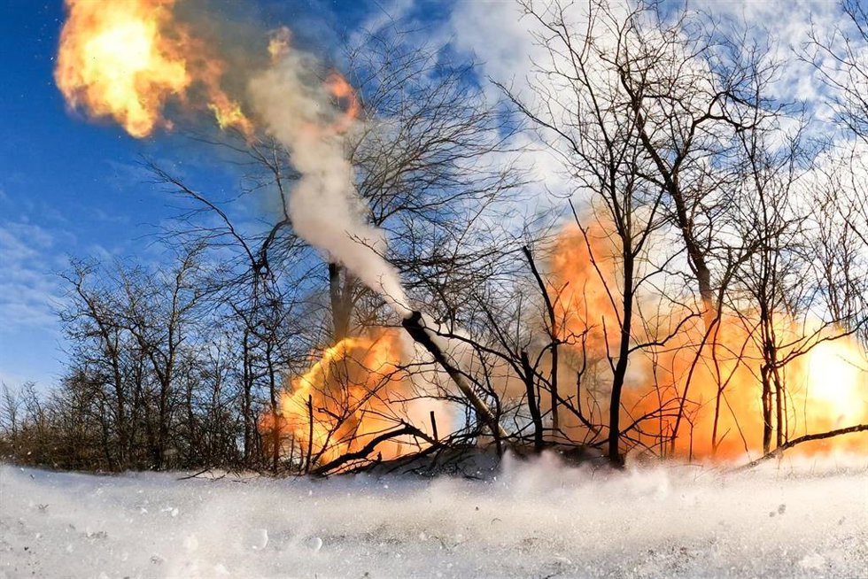 Disparo de un obús del Ejército de Rusia en Jersón, una provincia de Ucrania parcialmente ocupada en el marco de la invasión desatada en febrero de 2022 (archivo)