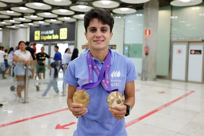Archivo - La marchadora María Pérez llega a Madrid tras ganar dos oros en el Mundial de Tokio 2025.