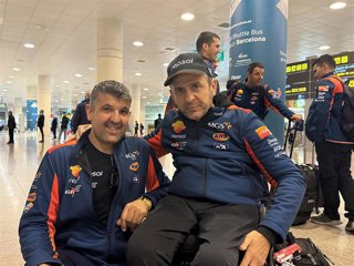 Txema Villalobos e Isidre Esteve (Repsol Toyota) a su llegada a Barcelona tras no poder completar el Rally Dakar 2026