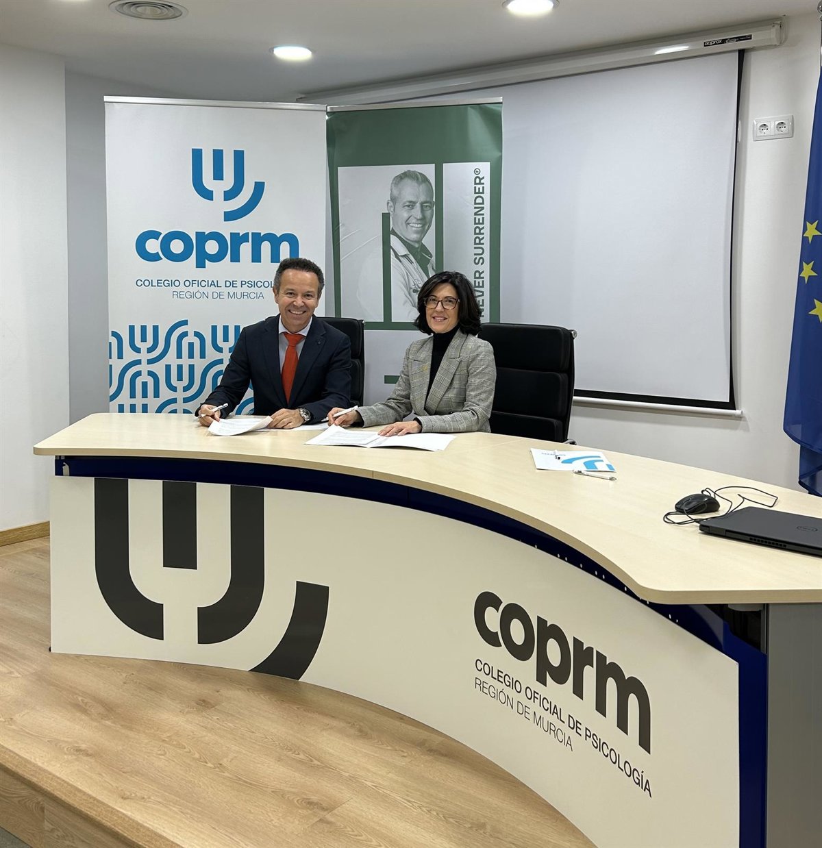 El COPRM firma un convenio con Fundación Never Surrender para ayudar a pacientes oncológicos a través de la psicología