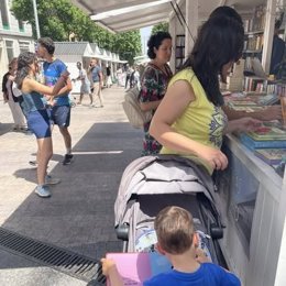 Archivo - Zona de casetas expositoras en la pasada edición de la Feria del Libro de Jaén.