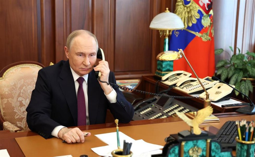 Archivo - El presidente de Rusia, Vladimir Putin, mantiene una conversación telefónica desde el Kremlin en mayo de 2025 (archivo)