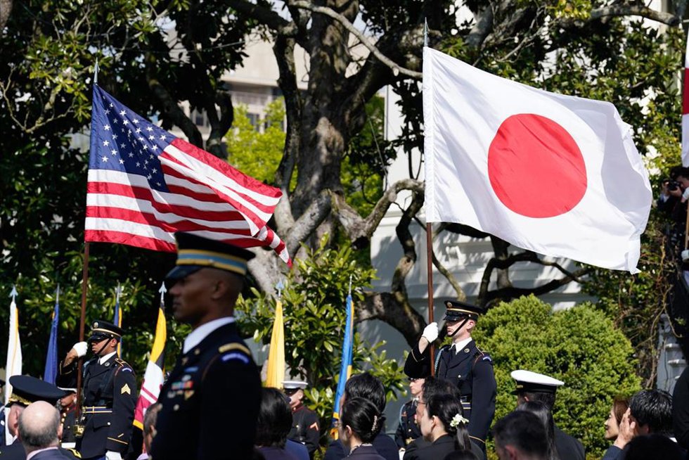 Archivo - Imagen de archivo de banderas de EEUU y Japón.
