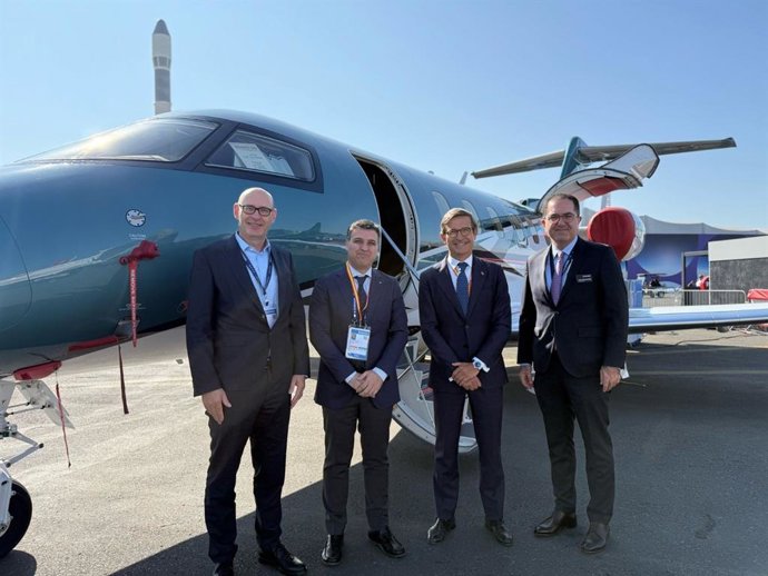 Imagen del consejero de Industria, Energía y Minas, Jorge Paradela, con responsables de Pilatus en la última edición del Salón Internacional de la Aeronáutica y el Espacio de París-Le Bourget.