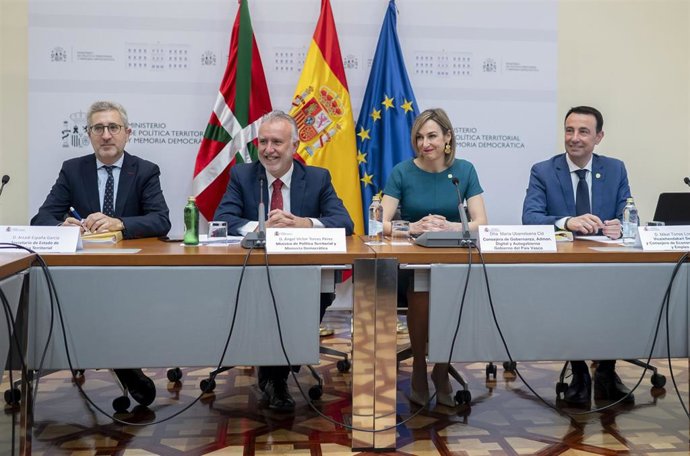 El ministro de Política Territorial y Memoria Democrática, Ángel Víctor Torres (2i); la consejera de Gobernanza, Administración Digital y Autogobierno del Gobierno Vasco, Maria Ubarretxena (2d).