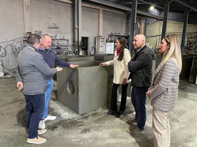 La delegada de la Junta en Almería, Aránzazu Martín, visita la empresa Prefabricados La Morena.