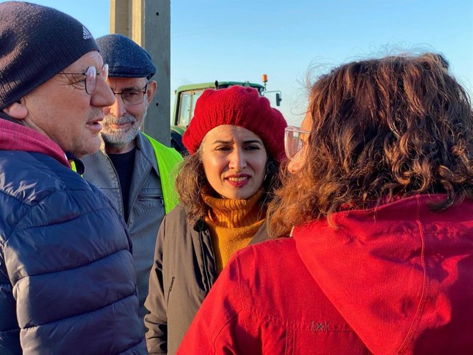 La líder de Unidas por Extremadura, Irene de Miguel, durante la tractorada lenta convocada por las organizaciones agrarias para protestar contra el acuerdo comercial con Mercosur y la nueva PAC