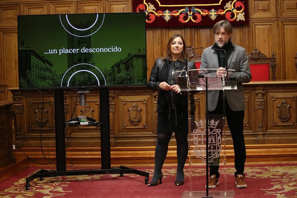 La alcaldesa, Miriam Andrés, y el concejal de Turismo, Fran Fernández, durante la presentación de la oferta de Palencia FITUR.