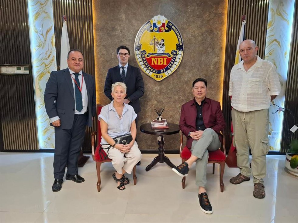 Familiares de Diego Bello con el director del NBI en Filipinas