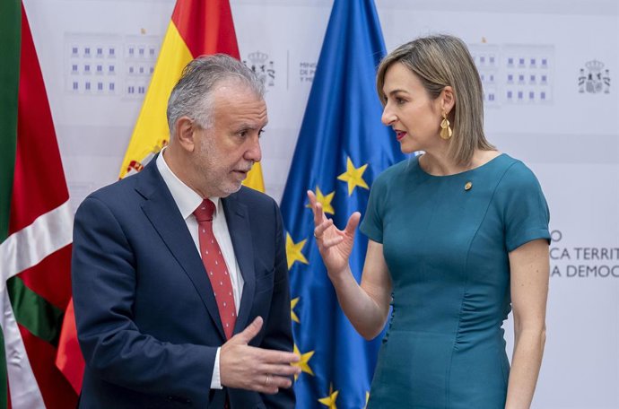 O ministro da Política Territorial e Memória Democrática, Ángel Víctor Torres, juntamente com a conselheira de Governança, Administração Digital e Autogoverno do Governo Basco, Maria Ubarretxena, durante a Comissão Mista de Transferências Administrativas 