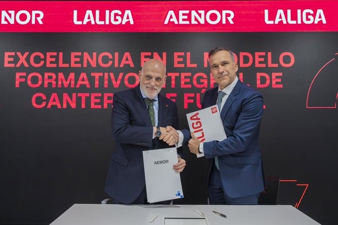 Javier Tebas, presidente de LaLiga, y Rafael García Meiro, CEO de AENOR, firman un acuerdo para lanzar una certificación de excelencia en canteras de fútbol.