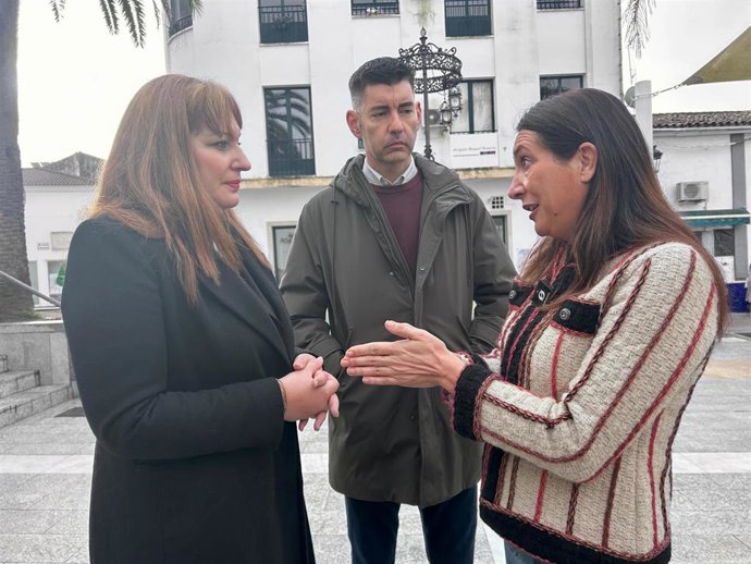 La consejera de Inclusión Social, Juventud, Familias e Igualdad, Loles López,  y la alcaldesa de Valverde del Camino, Syra Senra.