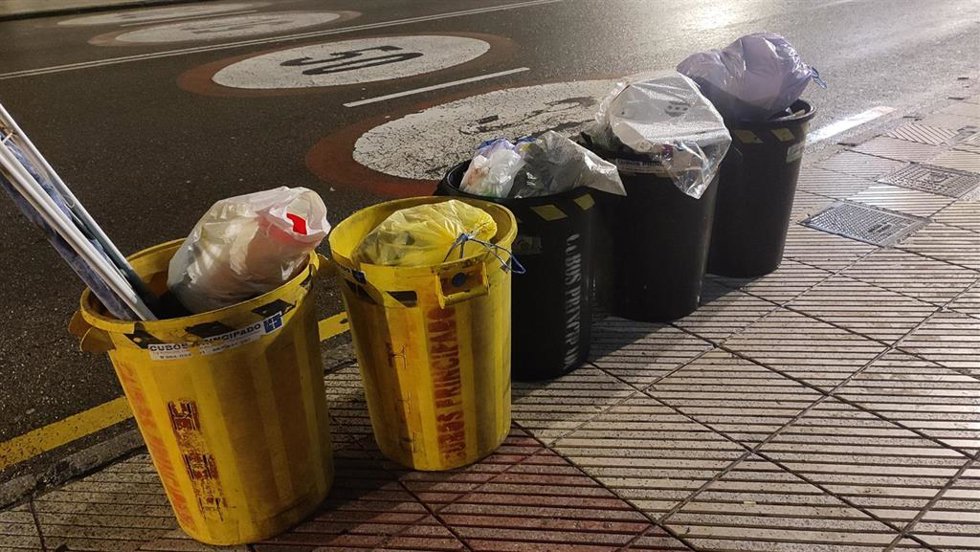 Archivo - Cubos de basura en Oviedo.