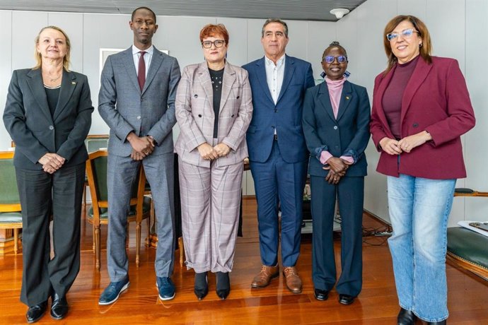 La consejera de Bienestar Social, Igualdad, Juventud, Infancia y Familias del Gobierno de Canarias, Candelaria Delgado, y el cónsul general de Senegal, Mamadou Lo, entre otros