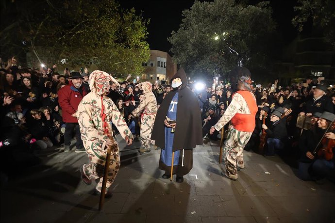 Archivo - Bailarines de la ‘colla de dimonis’ de Manacor durante el primer día de las Fiestas de Sant Antoni 2023.