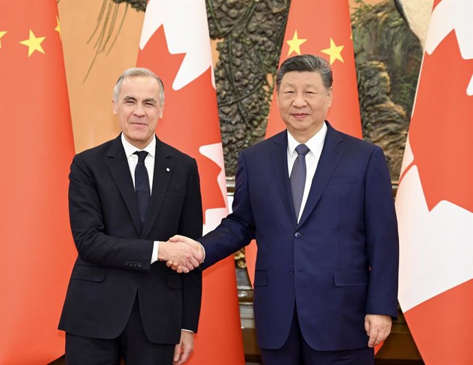 O presidente da China, Xi Jinping, ao lado do primeiro-ministro do Canadá, Mark Carney, após uma reunião em Pequim.