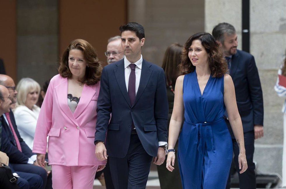 Archivo - (I-D) La consejera de Sanidad de la Comunidad de Madrid, Fátima Matute; el consejero de Educación y Universidades, Emilio Viciana, y la presidenta de la Comunidad de Madrid, Isabel Díaz Ayuso, a su llegada a la presentación del nuevo proyecto