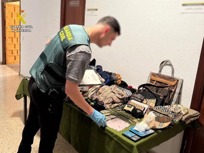 Efectos intervenidos en el marco de la operación por la que se ha detenido a tres personas acusadas de robar en viviendas de municipios de Alicante y Valencia