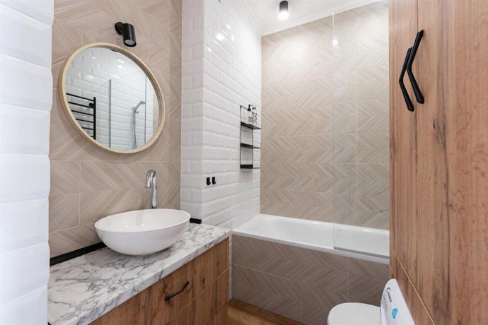 Cómo crear un baño que se sienta limpio, moderno y acogedor
